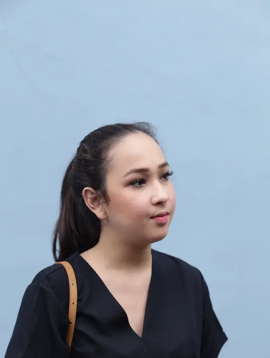 Gadis yang terkenal dengan pipi chubby nya, selalu mix and match berbagai macam makeup dan kostum sebelum manggung. (via instagram/@agthpricila)