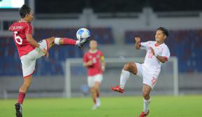 Pemain Timnas Indonesia U-22, Robi Darwis berduel dengan pemain Myanmar U-22 pada pertandingan SEA Games 2025 di 700th Anniversary Stadium, Chiang Mai, Jumat (12/12/2025). (Bola.com/Bagaskara Lazuardi)