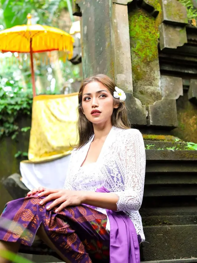 Sempat Diterpa Isu Pindah Agama, Kepoin Seksinya Jedar dalam Kebaya Khas Bali