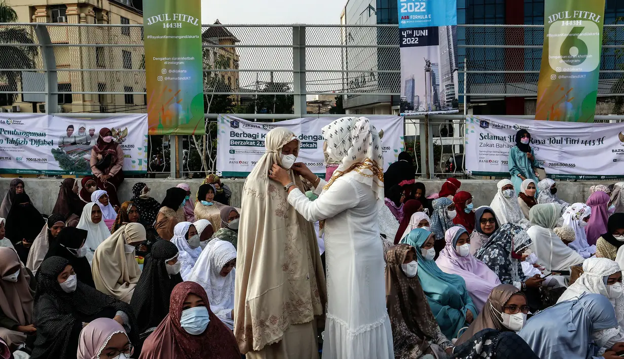 <p>Umat Islam bersiap melaksanakan sholat Id 1 Syawal 1443 Hijriah hingga memenuhi Stadion Jakarta Internasional Stadium, Senin (2/5/2022). Pemerintah Indonesia menetapkan Hari Raya Idul Fitri 1443 Hijriah jatuh pada tanggal 2 Mei 2022. (Liputan6.com/Johan Tallo)</p>