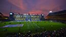 Fans Boca Juniors memadati tribun saat perkenalan pemain baru Edinson Cavani di Stadion La Bombonera, Argentina, Senin (31/07/2023) waktu setempat. (AFP/Luis Robayo)