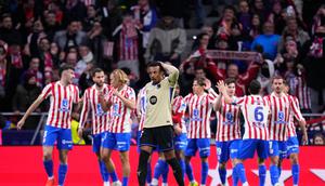 Ekspresi kekecewaan Jules Kounde usai gawang timnya kebobolan dalam laga Atletico Madrid vs Barcelona di leg pertama semifinal Copa del Rey 2025/2026, Jumat (13/2/2026). (AP Photo/Manu Fernandez)