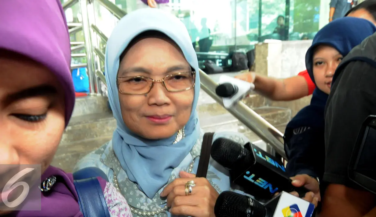 Sekjen DPR Winantuningtyastiti Swasanani saat ditanya wartawan usai jalani pemeriksaan oleh KPK, Jakarta, Kamis (26/11). Winantuningtyastiti diperiksa KPK sebagai saksi kasus Gubernur Sumatera Utara nonaktif Gatot Pujo Nugroho. (Liputan6.com/Helmi Afandi)