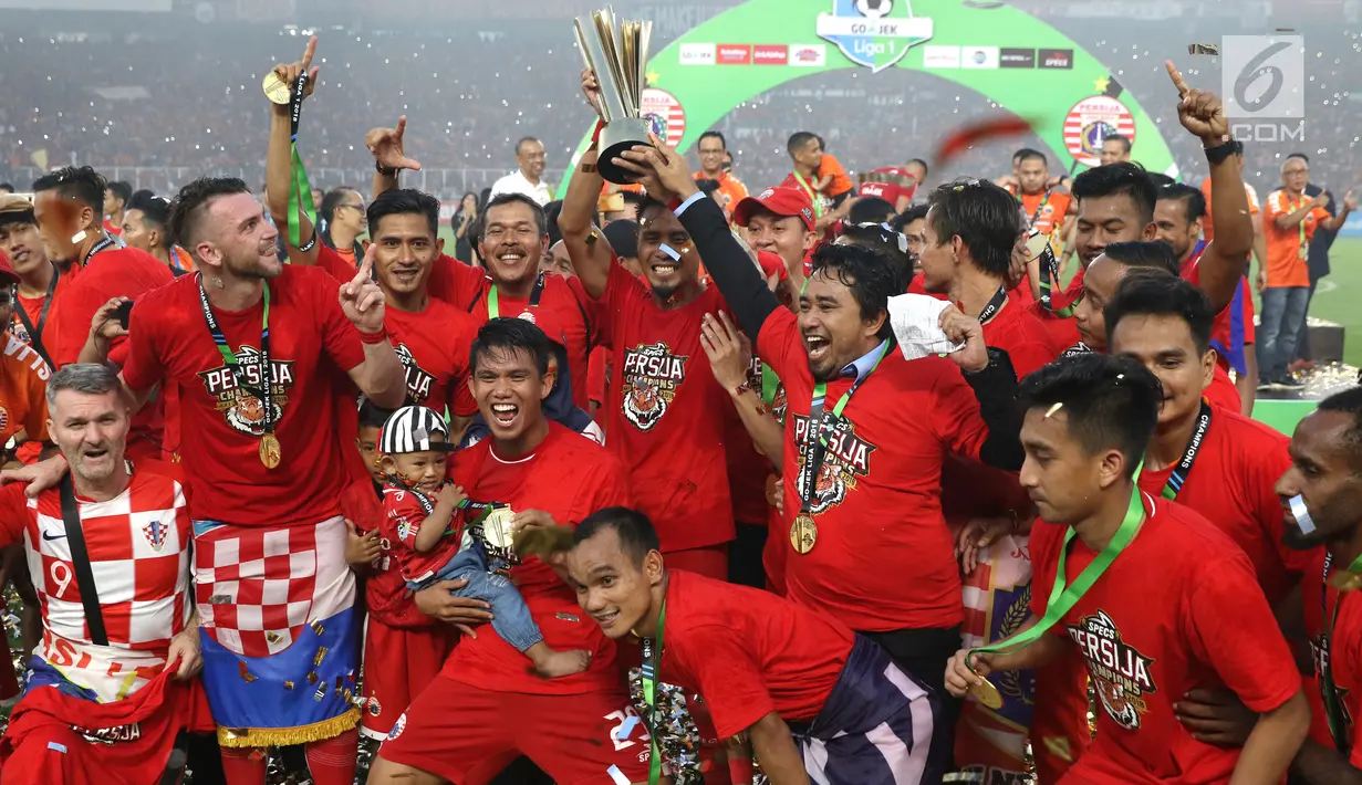 Pemain Persija merayakan gelar juara Go-Jek Liga 1 Indonesia 2018 bersama Bukalapak usai menumbangkan Mitra Kukar di Stadion GBK, Jakarta, Minggu (9/12). Persija meraih gelar juara Liga 1 Indonesia 2018 dengan 62 poin. (Liputan6.com/Helmi Fithriansyah)