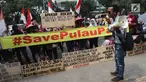 Warga Pulau Pari berorasi saat menggelar aksi di depan PN Jakarta Utara, Kamis (12/7). Mereka menolak dugaan kriminalisasi terhadap Ketua RW Pulau Pari Sulaiman dalam kasus penyerobotan lahan. (Liputan6.com/Arya Manggala)