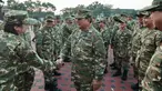 Foto selebaran yang diambil dan dirilis pada 25 Oktober 2024 oleh Media Partner resmi Partai Gerindra ini menunjukkan Presiden Indonesia Prabowo Subianto bersalaman dengan salah satu menteri pada Kabinet Merah Putih di Akademi Militer Magelang, Jawa Tengah. (Foto oleh Handout/Media Partner Partai Gerindra/AFP)