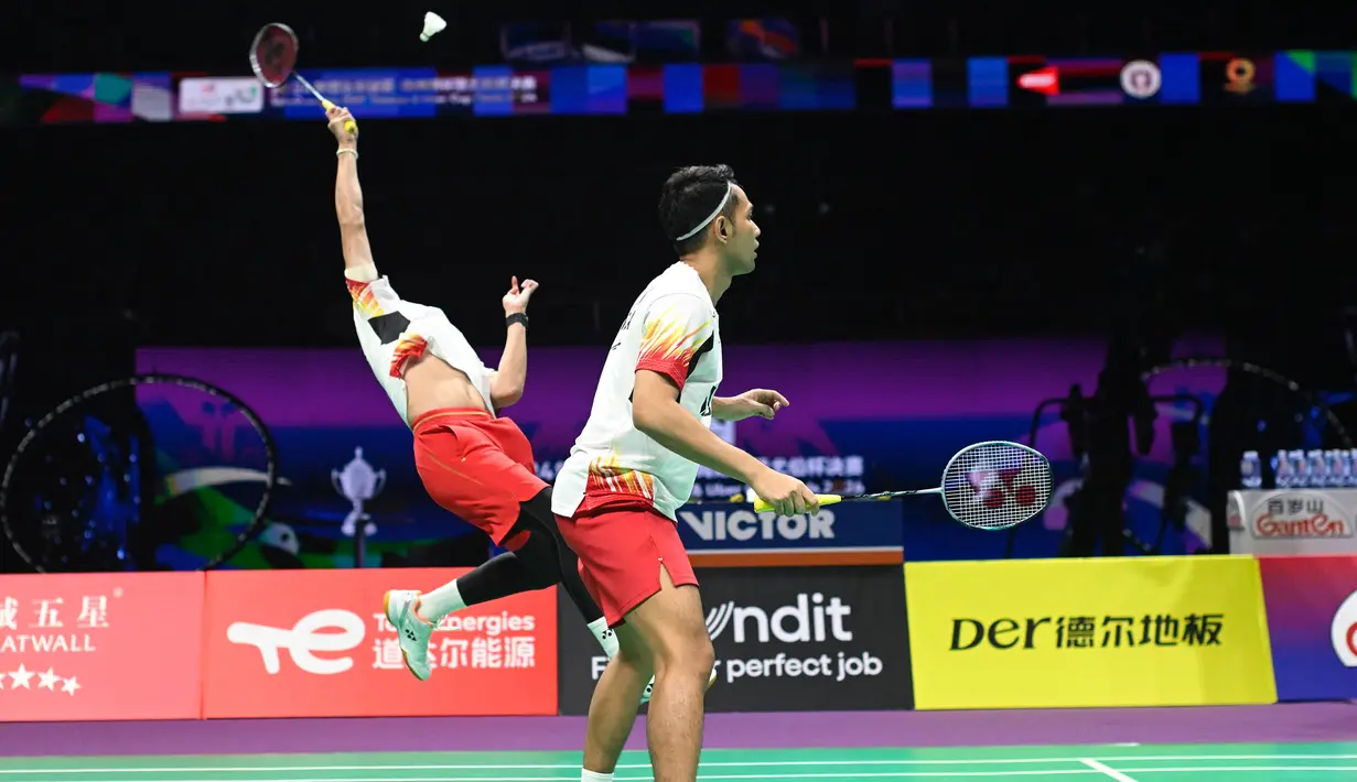 Pertandingan dilanjutkan oleh pasangan Fajar Alfian/Muhammad Rian Ardianto melawan Liang Wei Keng/Wang Chang. Laga berlangsung ketat hingga tiga set. Sayangnya, Fajar/Rian kalah dengan skor 18-21, 21-17, 17-21. (AFP/Wang Zhao)
