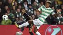 Aksi pemain PSG, Dani Alves (kiri) melepaskan tembakan melewati pemain Celtic, Scott Sinclair pada laga grup B Liga Champions di Celtic Park stadium, Glasgow (12/9/2017). PSG menang 5-0. (AP/Scott Heppell)