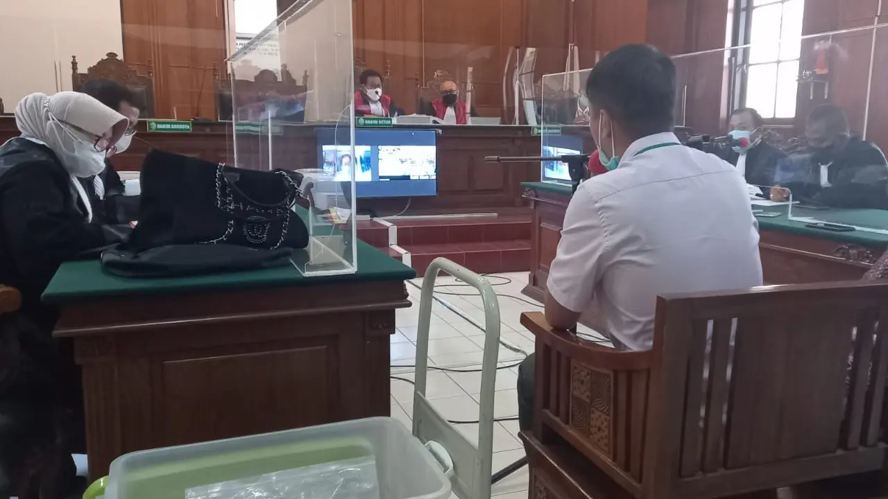 Sidang perdana dugaan kekerasan terhadap jurnalis Tempo Nurhadi di PN Surabaya. (Dian Kurniawan/liputan6.com)