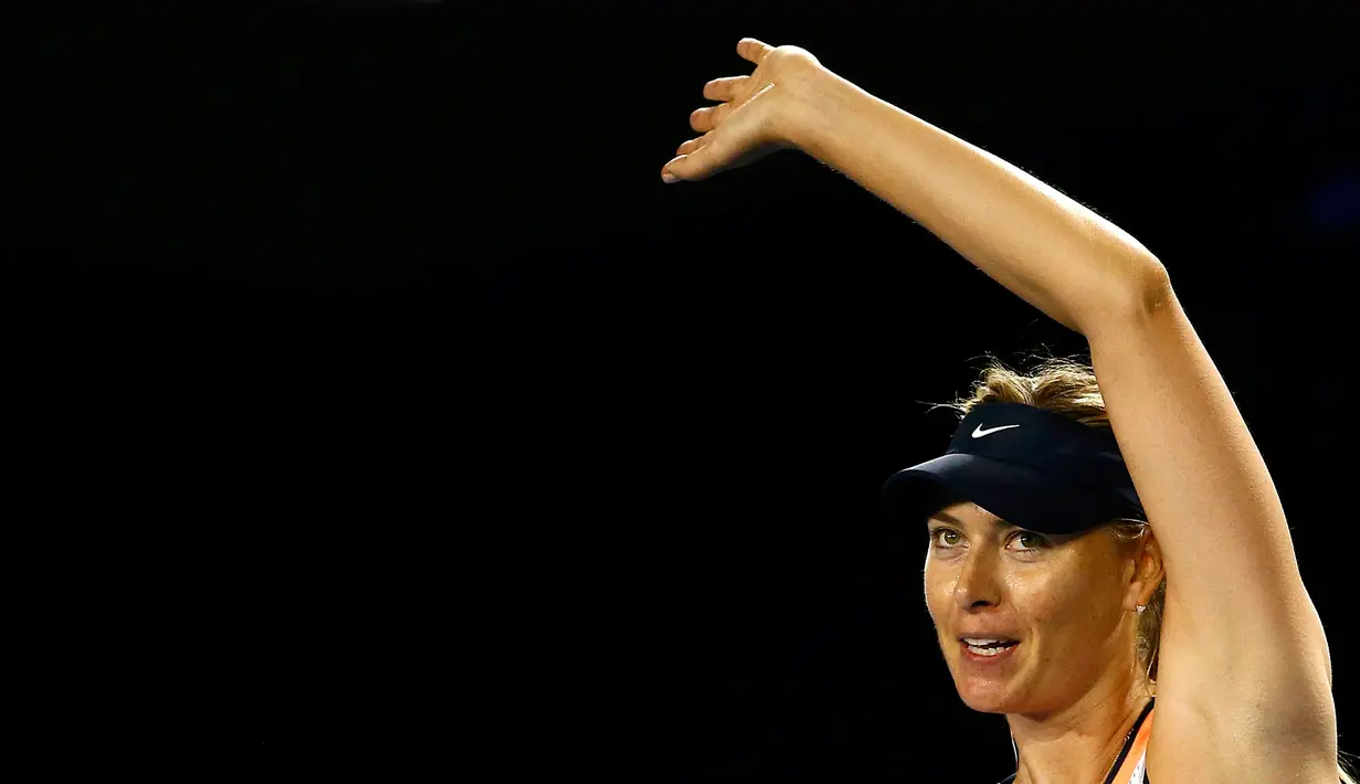 Maria Sharapova melambaikan tangan kepada penonton yang menyaksikan pertandingan Australia Open 2016 di Melbourne Park, Australia, (22/1). Sharapova menang 6-1, 6-7(5), dan 6-0. (REUTERS/Thomas Peter)