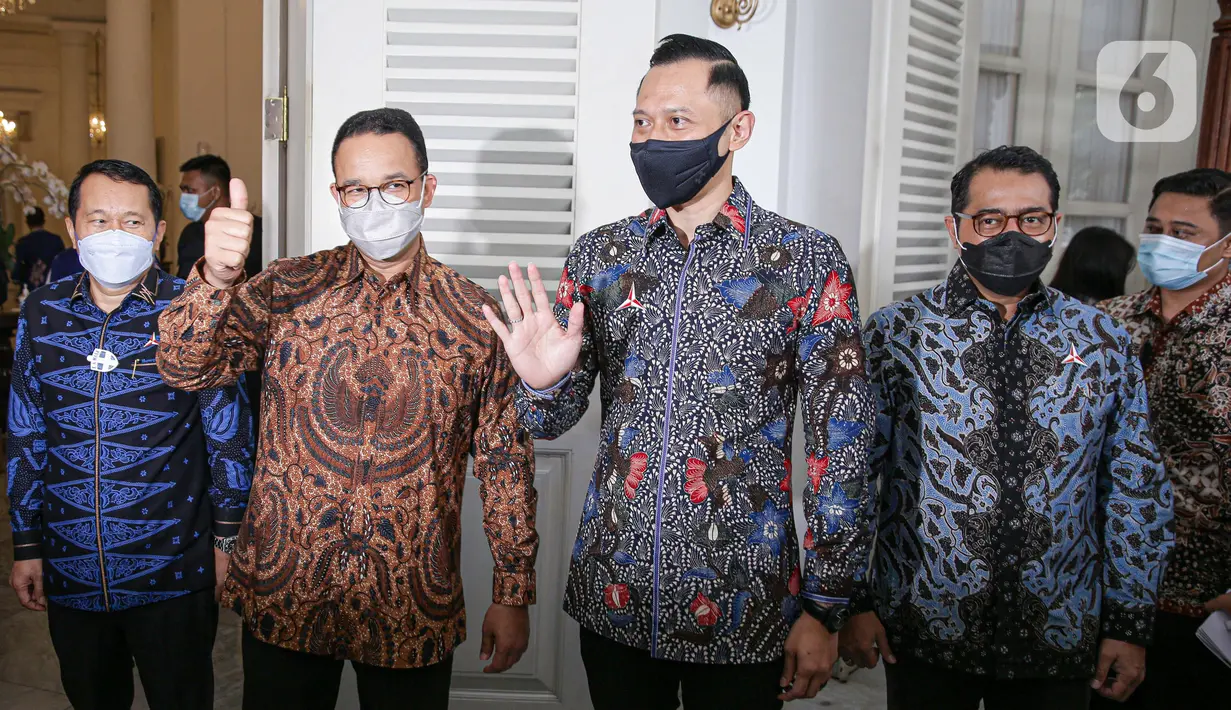Gubernur DKI Jakarta Anies Baswedan (kedua kiri) saat menerima kunjungan Ketua Umum Partai Demokrat Agus Harimurti Yudhoyono atau AHY (tengah) di Balai Kota DKI Jakarta, Kamis (6/5/2021). Kunjungan AHY untuk silaturahmi dan membicarakan Jakarta. (Liputan6.com/Faizal Fanani)