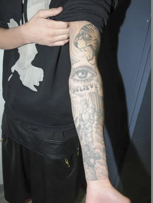 Tato di lengan kiri Justin bergambarkan macan yang berarti keberanian, simbol mata melambaikan ibu yang selalu mengawasinya, serta tulisan ‘Believe’ yang merupakan albumnya yang rilis pada 2012 silam. (Bintang/EPA)