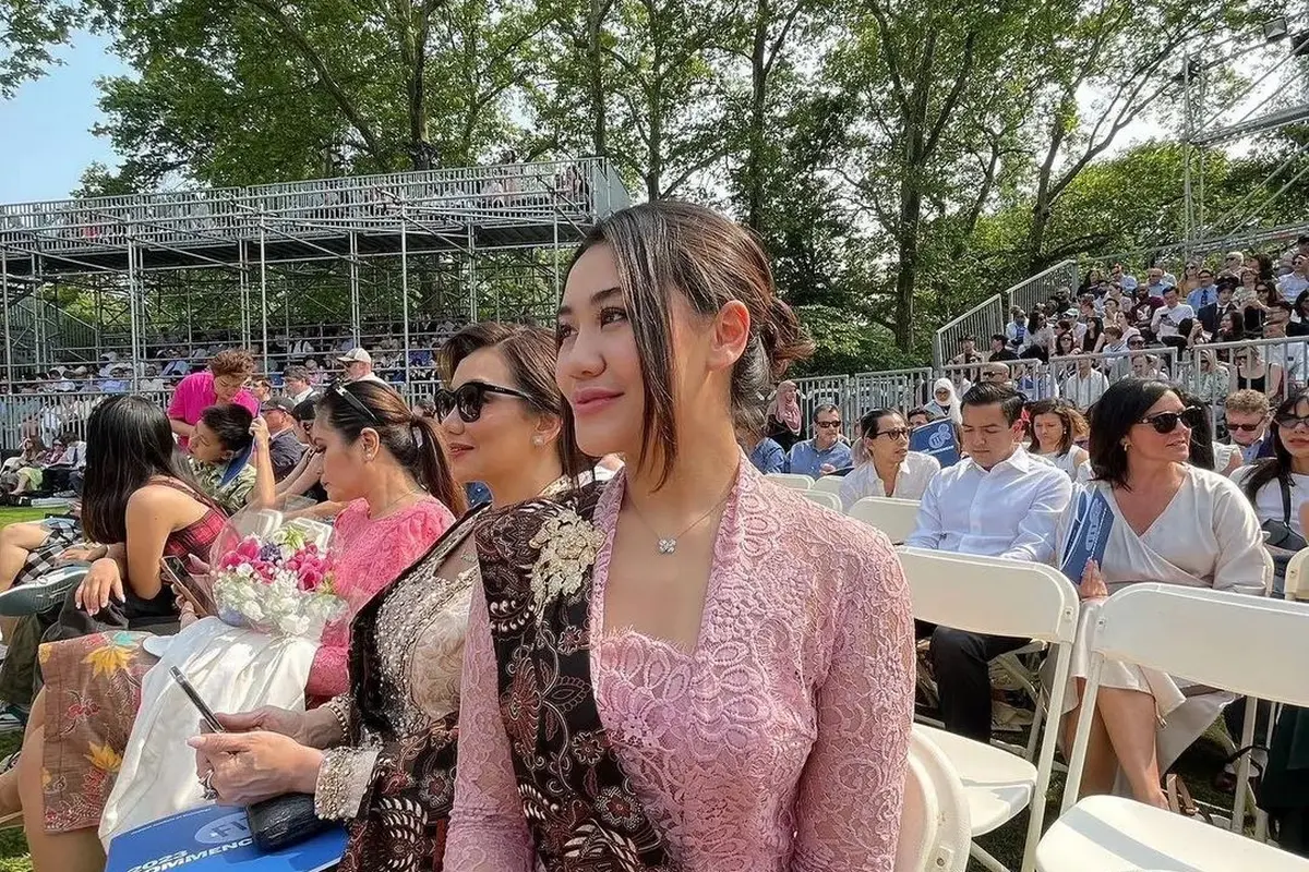 6  Inspirasi Kebaya untuk Pendamping Wisuda dari Kris Dayanti, Ashanty, Aaliyah Massaid, hingga Sarah Menzel