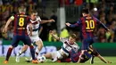Aksi antara pemain Barcelona dan Bayern Muenchen. (AP Photo/Manu Fernandez)