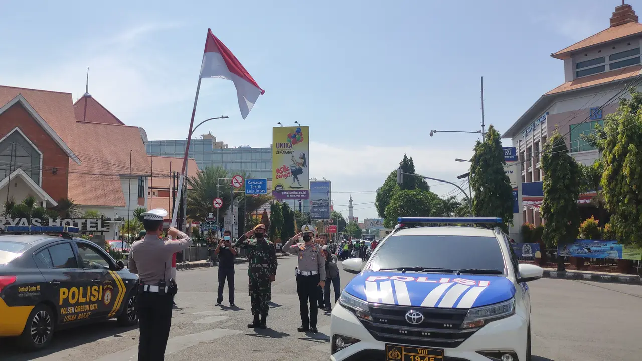 Saat Pengendara Berhenti di Lampu Merah Cirebon, Hormat Saat Merah Putih Berkibar