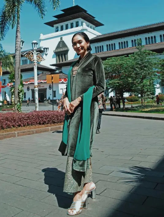 Seperti ini penampilan cantik Happy Salma saat acara Kuningan. (Foto: instagram.com/happysalma)