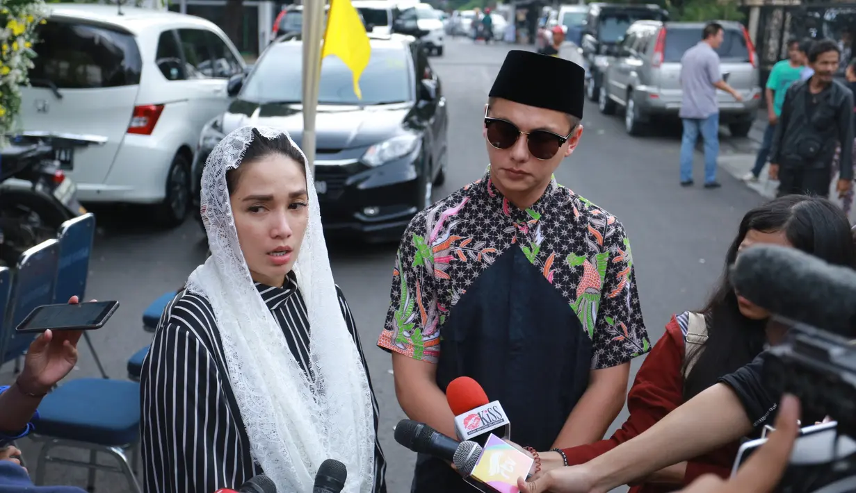 Kabar duka kembali dari dunia selebriti tanah air. Suami Ririn Ekawati, Ferry Wijaya menghembuskan nafas terakhirnya pada Minggu (11/6) saat sang istri sedang menjalankan ibadah umrah.  (Adrian Putra/Bintang.com)