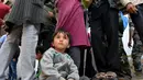 Salah satu bocah yang ikut dievakuasi dari kota Fuaa dan Kafraya, Aleppo, Jumat (21/4). Mereka kini berada di tempat penampungan sementara di Jibrin di pinggiran timur Aleppo. (AFP PHOTO / George OURFALIAN)