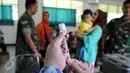 Kopassus menggelar pelaksanaan vaksinasi ulang terhadap anak para anggota TNI yang terindikasi menjadi korban vaksin palsu di Kantor Kesehatan Kopassus, Jakarta, Senin (18/7). Vaksinasi ulang ini juga atas bantuan dari RSPAD. (Liputan6.com/Helmi Afandi)