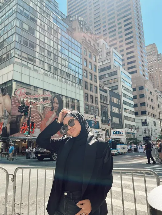 Busana all black yang dipakai oleh Olla Ramlan satu ini juga tak lepas dari sorotan. dirinya terlihat tampil memesona dengan turtle neck yang dipadukan dengan blazer serta kacamata hitam. (Liputan6.com/IG/@ollaramlan)