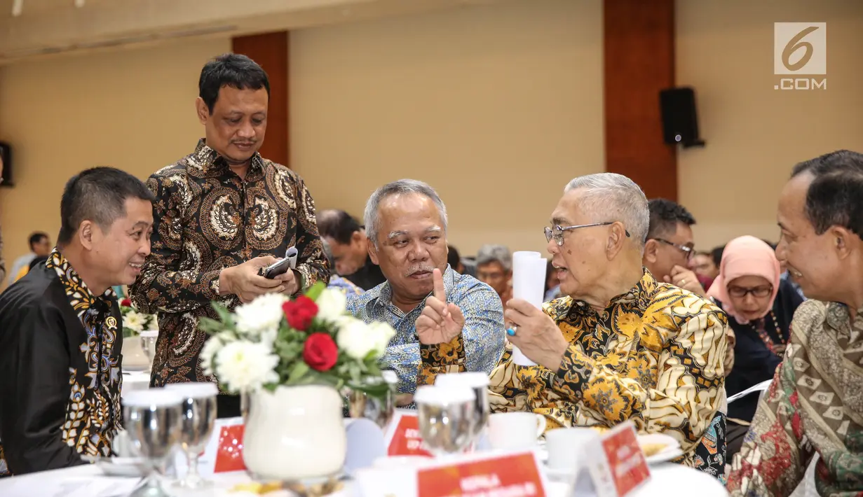 Wapres RI ke-6, Try Sutrisno berbincang dengan Menteri ESDM Ignasius Jonan dan Menteri PUPR Basuki Hadimuljono saat menghadiri pemberian penghargaan Prestasi Penyelenggaraan Lebaran 2017, Jakarta, Selasa (1/8). (Liputan6.com/Faizal Fanani)