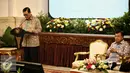 Menkopolhukam Luhut Binsar Pandjaitan (kiri) memberikan paparan pada acara penandatanganan Nota Kesepahaman (MoU) bersama antara kementerian dan institusi penegak hukum di Istana Negara, Jakarta, Kamis (28/1). (Liputan6.com/Faizal Fanani)