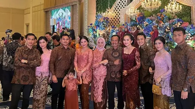 OOTD Febby Rastanty Bersama Keluarga Calon Suami. [@sumiyarti_pru]