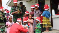 Kehadiran sinterklas yang berkeliling mendatangi gereja sambil berpatroli, disambut senyum ceria anak-anak Kenyam, Kabupaten Nduga, Papua Pegunungan. Foto: liputan6.com/edhie prayitno ige&nbsp;