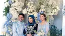 Reza Artamevia tampil penuh pesona dibalut kebaya beludru berwarna biru dengan bordir floral yang manis. Padu pada turban biru serasi dan kain batik Mega Mendung yang juga bernuansa biru sebagai rok dan selendang semakin menyempurnakan penampilannya di sini. [Foto: Instagram/rezaartameviaofficial]