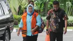 Panitera Pengganti PN Tangerang Tuti Atika tiba untuk menjalani pemeriksaan di gedung KPK, Jakarta, Jumat (6/4). Tuti Atika yang terjaring OTT diperiksa sebagai saksi untuk tersangka Hakim PN Tangerang Wahyu Widya Nurfitri. (Merdeka.com/Dwi Narwoko)