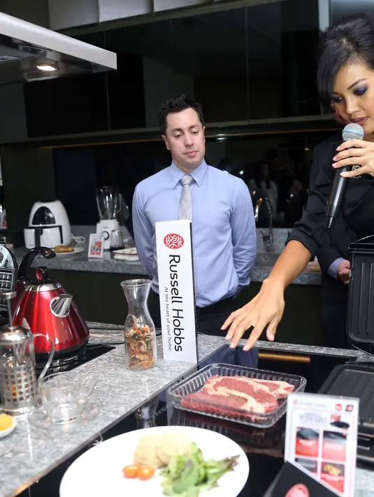 "Request dari anak ada dan juga untuk diri saya sendiri. Gak juga, suka semua (masakan saya). Tapi masakan mommy yang paling dia suka," tutur Farah. (Nurwahyunan/Bintang.com)