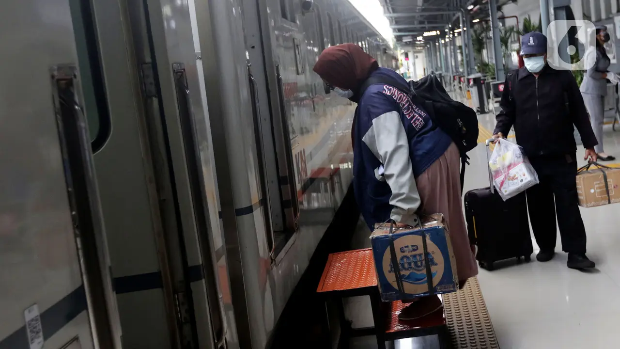 Jelang Libur Imlek, Penumpang KA Jarak Jauh di Stasiun Pasar Senen Alami Peningkatan