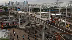 Aktivitas pekerja saat pembangunan jembatan penyeberangan orang (JPO) di Stasiun Kereta Api Tanah Abang, Jakarta, Senin (17/10). Pembangunan JPO tersebut untuk memberi rasa aman dan nyaman bagi pengguna jasa kereta api. (Liputan6.com/Johan Tallo)