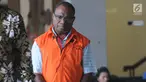 Mantan Kadis PU Provinsi Papua Mikael Kambuaya usai pemeriksaan di Gedung KPK, Jakarta, Rabu (28/8/2019). Mikael diperiksa sebagai tersangka kasus dugaan korupsi pengadaan pekerjaan peningkatan jalan Kemiri-Depapre Kabupaten Jayapura pada APBD-P Pemprov Papua TA 2015. (merdeka.com/Dwi Narwoko)