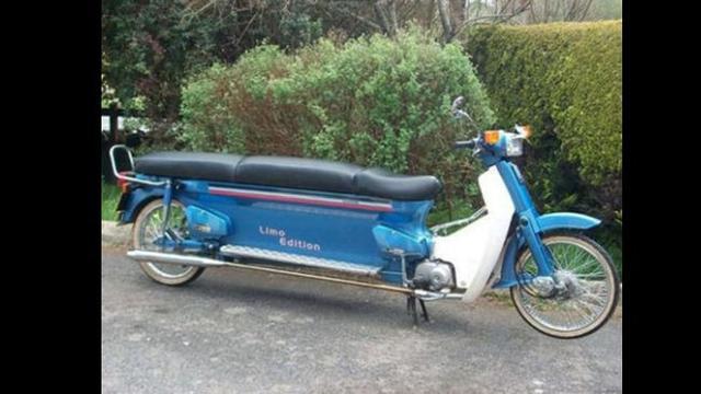 2. Panjang banget ya tempat duduknya? Bisa buat ramai-ramai nih