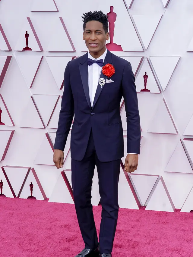 Jon Batiste mengenakan Dior di Oscar 2021