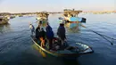 Sejumlah nelayan pergi menangkap ikan menggunakan perahu mereka di sebuah pelabuhan di Gaza, Palestina, Rabu (5/2/2020). Tentara Israel memutuskan untuk mengurangi zona penangkapan ikan yang diizinkan di lepas pantai Jalur Gaza dari 15 menjadi 10 mil laut. (Xinhua/Rizek Abdeljawad)