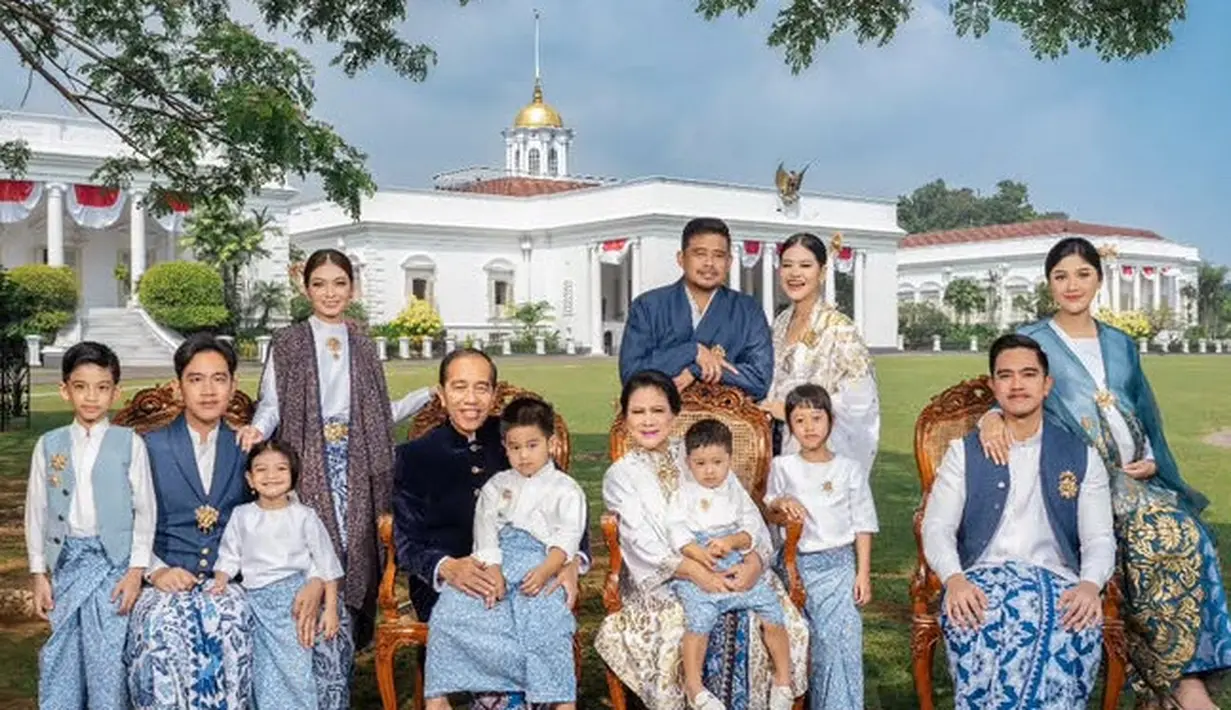 Sebelum lengser, Presiden Jokowi dan keluarganya termasuk para mantu dan cucu berfoto di depan istana negara di Bogor. Tampak Erina Gudono pun masih dalam keadaan hamil saat foto ini diambil oleh Rio Motret. [@riomotret]