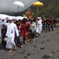 Perayaan Hari Raya Yadnya Kasada (Kasodo) yang biasa dilakukan Suku Tengger di kawah Gunung Bromo sukses mendatangkan ribuan wisatawan.