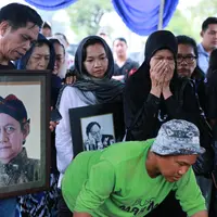 Rintik hujan di sekitar Tempat Pemakaman Umum (TPU) Tanah Kusir. Jenazah Deddy tiba di sekitar pukul 12.40 WIB setelah sebelumnya disalatkan di masjid dekat kediamannya. (Adrian Putra/Bintang.com)