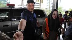 Gubernur Banten non aktif, Ratu Atut Chosiyah saat tiba di Gedung KPK, Jakarta, Rabu (5/11/2014). (Liputan6.com/Miftahul Hayat)