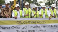 Menhub Budi Karya Sumadi (ketiga kiri), Menteri BUMN Rini Soemarno (ketiga kanan), Menteri PUPR Basuki Hadimuljono (kedua kanan) berfoto bersama saat meresmikan pembangunan proyek rumah susun di Jakarta, Selasa (15/8). (Liputan6.com/Yoppy Renato)