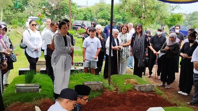 Michelle Joan menangis saat memakamkan ibundanya di TPU Tanah Kusir (Liputan6.com - M Altaf Jauhar)