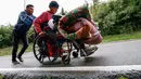 Migran Venezuela, Jefferson Alexis mendorong kursi roda ayahnya, Jose Agustin Lopez di Norte de Santander Department, Kolombia, 15 September 2018. Sang ayah mengalami cacat dan terkena luka infeksi daerah anus dan rektum. (AFP/SCHNEYDER MENDOZA)