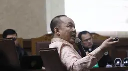 Syafruddin Arsyad Temenggung menjalani sidang dengan agenda pemeriksaan terdakwa  kasus penerbitan Surat Keterangan Lunas (SKL) BLBI.(Liputan6.com/Herman Zakharia)