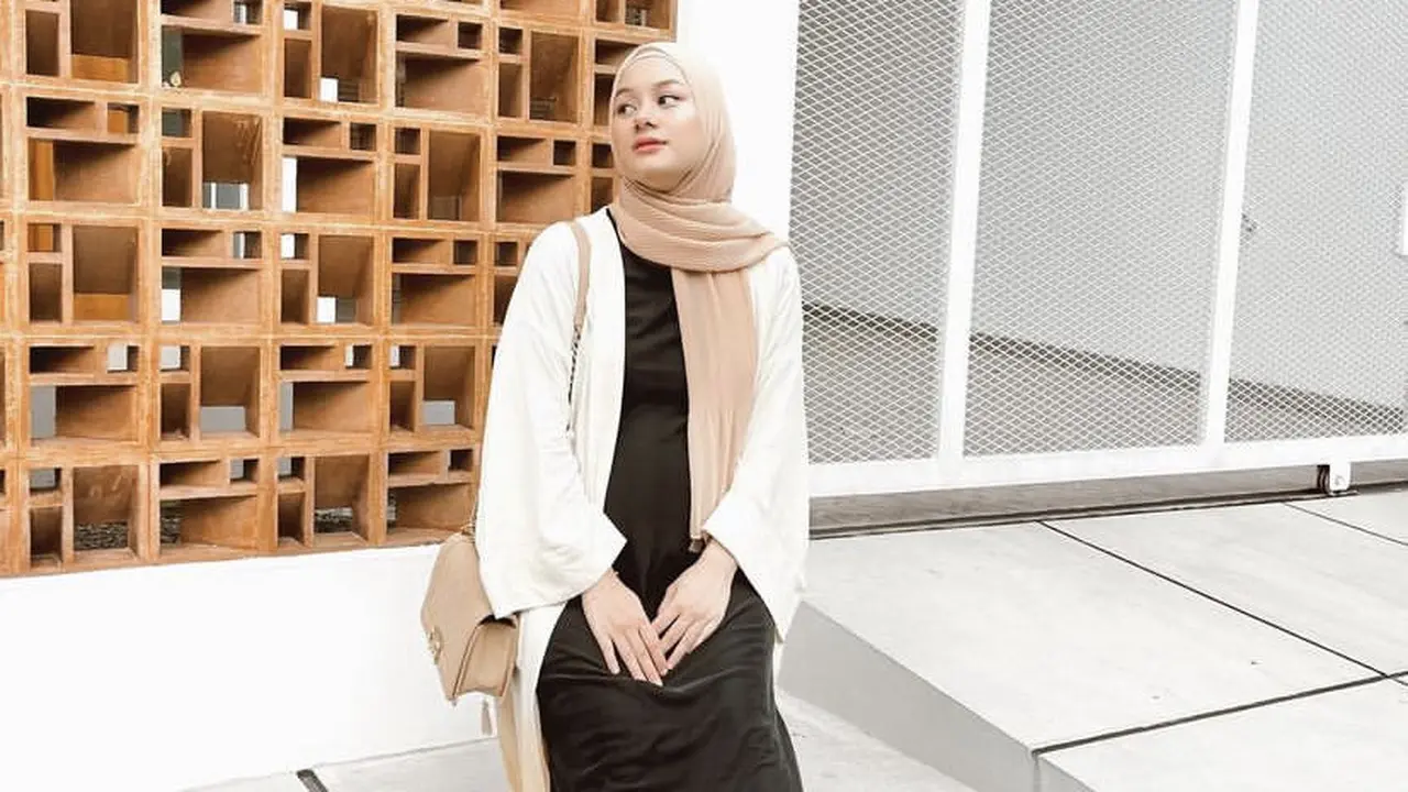 Gaya Hijab Simple saat Idul Adha di Rumah dari para publik figure