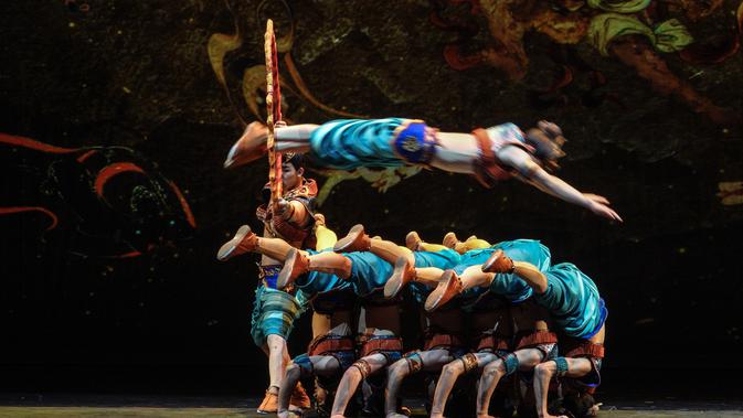 Aksi para aktor dalam pertunjukan akrobat di Wilayah Sheyang di Yancheng, Provinsi Jiangsu, China timur (20/11/2020). Pertunjukan ini disuguhkan dalam Festival Seni dan Budaya Bangau Mahkota Merah ke-14 pada Jumat (20/11). (Xinhua/Yang Lei)