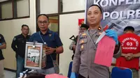 KBO Satreskrim Polres Sikka Ipda I Nyoman Sang Parwata saat menunjuk barang bukti kotak amal yang dicuri pelaku. Foto (Liputan6.com/Ola Keda)