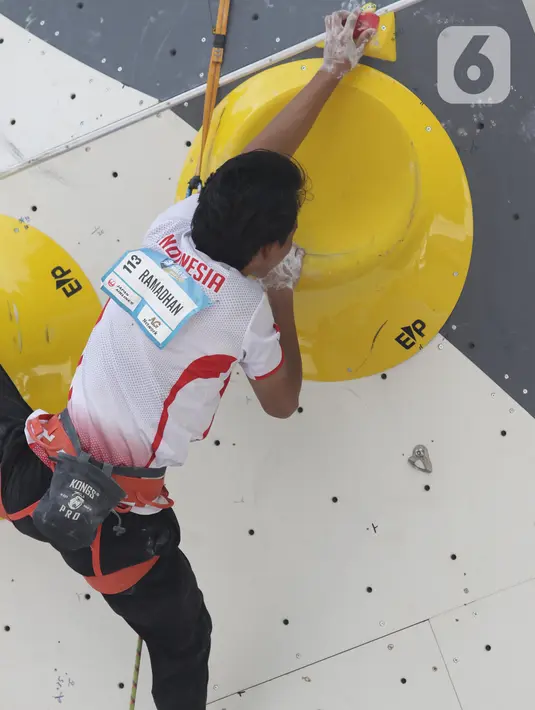 Atlet panjat tebing putra Indonesia, Ravianto Ramadhan saat beraksi di babak semifinal kategori lead Kejuaraan Dunia Panjat Tebing 2022 seri Jakarta, Senin (26/9/2022). Ravianto menorehkan poin 31+, sayangnya capaian itu masih belum cukup untuk mengantar lolos ke babak final. (Liputan6.com/Helmi Fithriansyah)