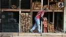 Pekerja merapikan tumpukan kayu di toko bangunan Cahaya Makmur, Depok, Jawa Barat, Kamis (15/9/2022). Harga bahan bangunan mengalami kenaikan terkait kenaikan harga bahan bakar minyak (BBM) bersubsidi. (Liputan6.com/Herman Zakharia)